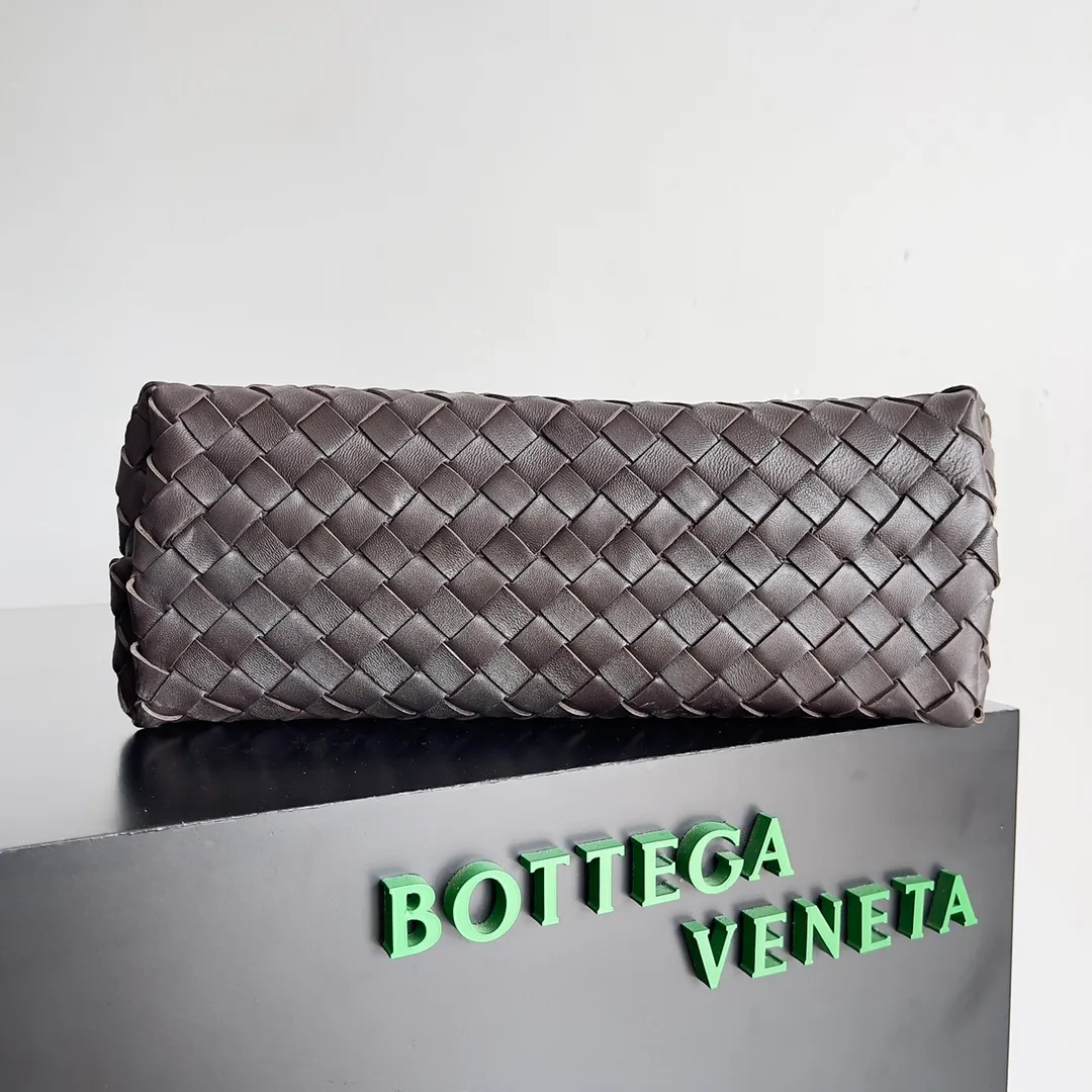 The 2023 new Andiamo batch of 2260 BV has been shipped‼ ️Really popular🔥The new Andiamo woven handbag launched by Bottega Veneta this season is really popular all over the world! ! Celebrities at home and abroad have worn it, and Oscar-winning actress Michelle Yeoh has taken it out on the street. Song Jia, Trai Yara, Yu Feihong, Sanji Ayaka, Rosie Hunting-Whiteley, Yoshioka Riho, etc. have all picked up this bag. It is classic and versatile, showing off its temperament, and the bag capacity is also large, which is very convenient for daily commuting! ! A variety of carrying methods, the shoulder straps can be adjusted by yourself, the original lambskin feels soft and delicate, and the unisex style breaks the gender boundaries and brings a more practical and long-lasting use experience. Andiamo, which has both elegant and casual styles, perfectly interprets the true appearance of "fashionable old money style". Style number: 743572 Size: 32*24*12